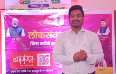 रायगडमधील गणेशोत्सव मंडपात लोकसंवाद उपक्रमादरम्यान मार्गदर्शन करताना अधिकारी आणि उपस्थित नागरिक