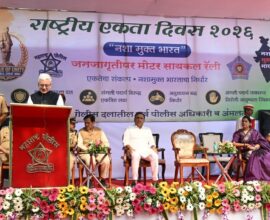 राज्यपाल जिष्णु देव वर्मा नरिमन पॉईंट येथे मोटारसायकल रॅलीला हिरवा झेंडा दाखवताना