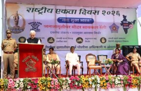 राज्यपाल जिष्णु देव वर्मा नरिमन पॉईंट येथे मोटारसायकल रॅलीला हिरवा झेंडा दाखवताना