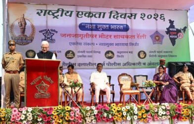 राज्यपाल जिष्णु देव वर्मा नरिमन पॉईंट येथे मोटारसायकल रॅलीला हिरवा झेंडा दाखवताना