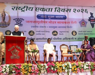 राज्यपाल जिष्णु देव वर्मा नरिमन पॉईंट येथे मोटारसायकल रॅलीला हिरवा झेंडा दाखवताना