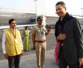 मुंबई विमानतळावरून रवाना होणारे लिंकटेनस्टाईनचे राजकुमार अलॉइस आणि राजकुमारी सोफी