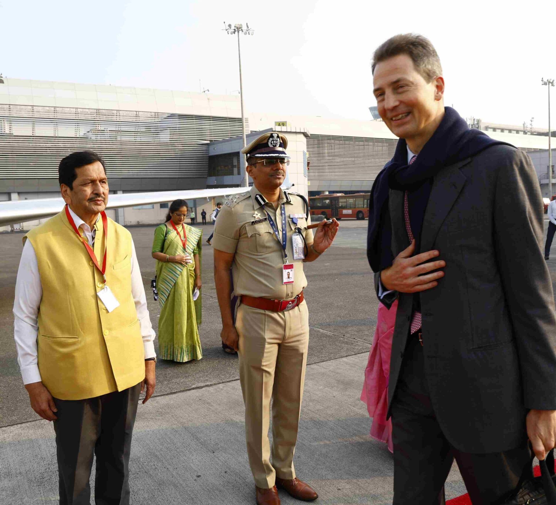 मुंबई विमानतळावरून रवाना होणारे लिंकटेनस्टाईनचे राजकुमार अलॉइस आणि राजकुमारी सोफी
