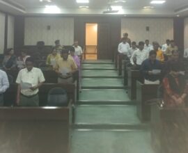 महाराष्ट्र सदनात सत्यनिष्ठेची शपथ घेताना अधिकारी आणि कर्मचारी