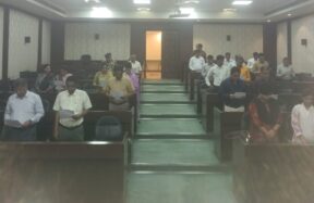 महाराष्ट्र सदनात सत्यनिष्ठेची शपथ घेताना अधिकारी आणि कर्मचारी