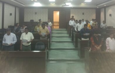 महाराष्ट्र सदनात सत्यनिष्ठेची शपथ घेताना अधिकारी आणि कर्मचारी