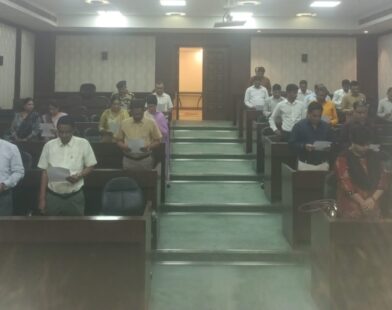महाराष्ट्र सदनात सत्यनिष्ठेची शपथ घेताना अधिकारी आणि कर्मचारी