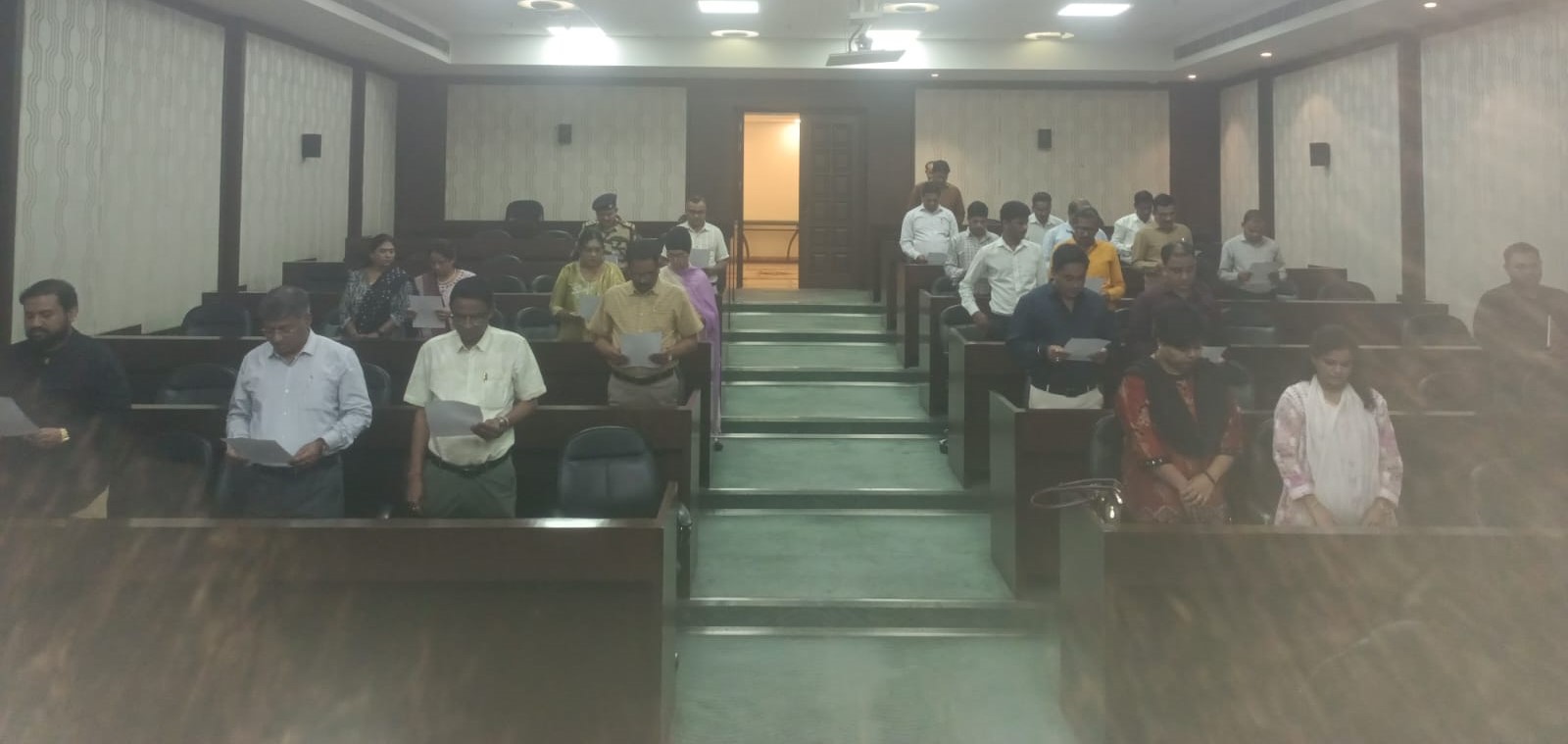 महाराष्ट्र सदनात सत्यनिष्ठेची शपथ घेताना अधिकारी आणि कर्मचारी