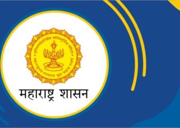 महाराष्ट्रात जलसंधारण आणि पाणीसाठ्यांची पाहणी करतानाचे छायाचित्र