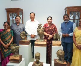 उपमुख्यमंत्री सुनेत्रा अजित पवार आरे कॉलनीतील कला केंद्राच्या कार्यक्रमात उपस्थित राहून कलाकारांशी संवाद साधताना