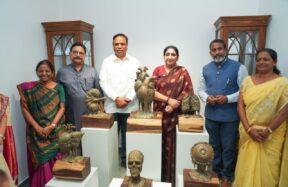 उपमुख्यमंत्री सुनेत्रा अजित पवार आरे कॉलनीतील कला केंद्राच्या कार्यक्रमात उपस्थित राहून कलाकारांशी संवाद साधताना