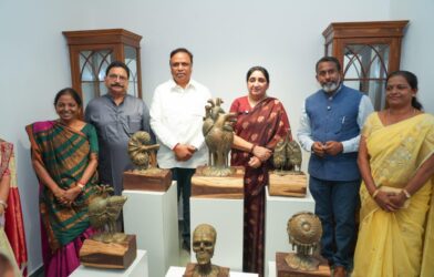 उपमुख्यमंत्री सुनेत्रा अजित पवार आरे कॉलनीतील कला केंद्राच्या कार्यक्रमात उपस्थित राहून कलाकारांशी संवाद साधताना