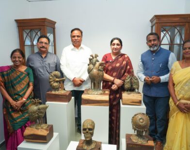 उपमुख्यमंत्री सुनेत्रा अजित पवार आरे कॉलनीतील कला केंद्राच्या कार्यक्रमात उपस्थित राहून कलाकारांशी संवाद साधताना