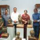 उपमुख्यमंत्री सुनेत्रा अजित पवार आरे कॉलनीतील कला केंद्राच्या कार्यक्रमात उपस्थित राहून कलाकारांशी संवाद साधताना