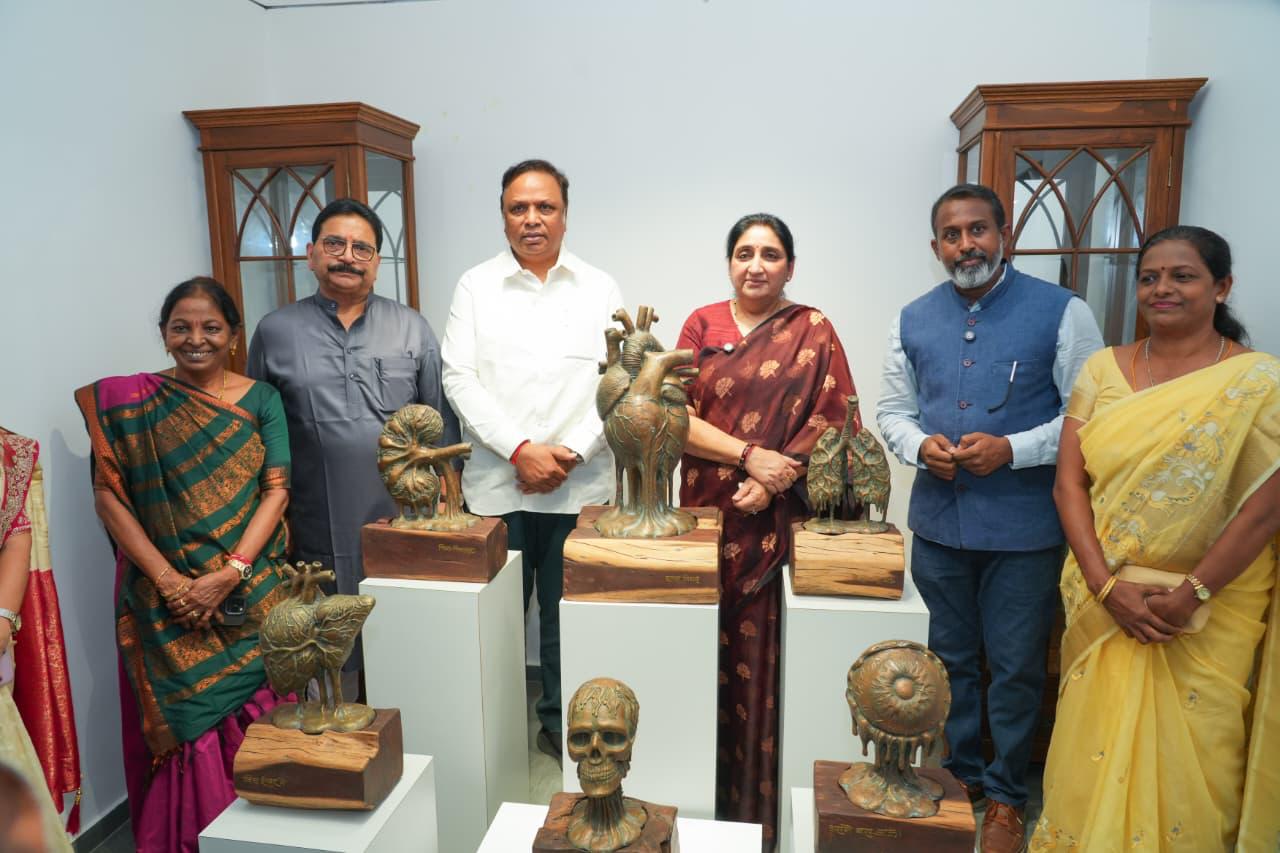उपमुख्यमंत्री सुनेत्रा अजित पवार आरे कॉलनीतील कला केंद्राच्या कार्यक्रमात उपस्थित राहून कलाकारांशी संवाद साधताना