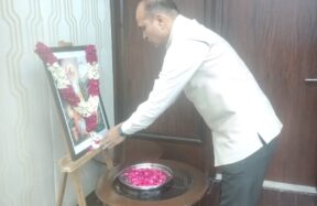 महाराष्ट्र सदनमध्ये महर्षी वाल्मिकी यांच्या प्रतिमेस पुष्पांजली अर्पण करताना अधिकारी