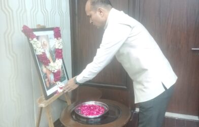 महाराष्ट्र सदनमध्ये महर्षी वाल्मिकी यांच्या प्रतिमेस पुष्पांजली अर्पण करताना अधिकारी