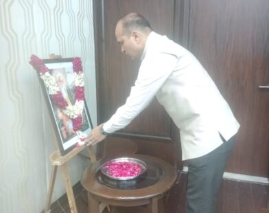 महाराष्ट्र सदनमध्ये महर्षी वाल्मिकी यांच्या प्रतिमेस पुष्पांजली अर्पण करताना अधिकारी