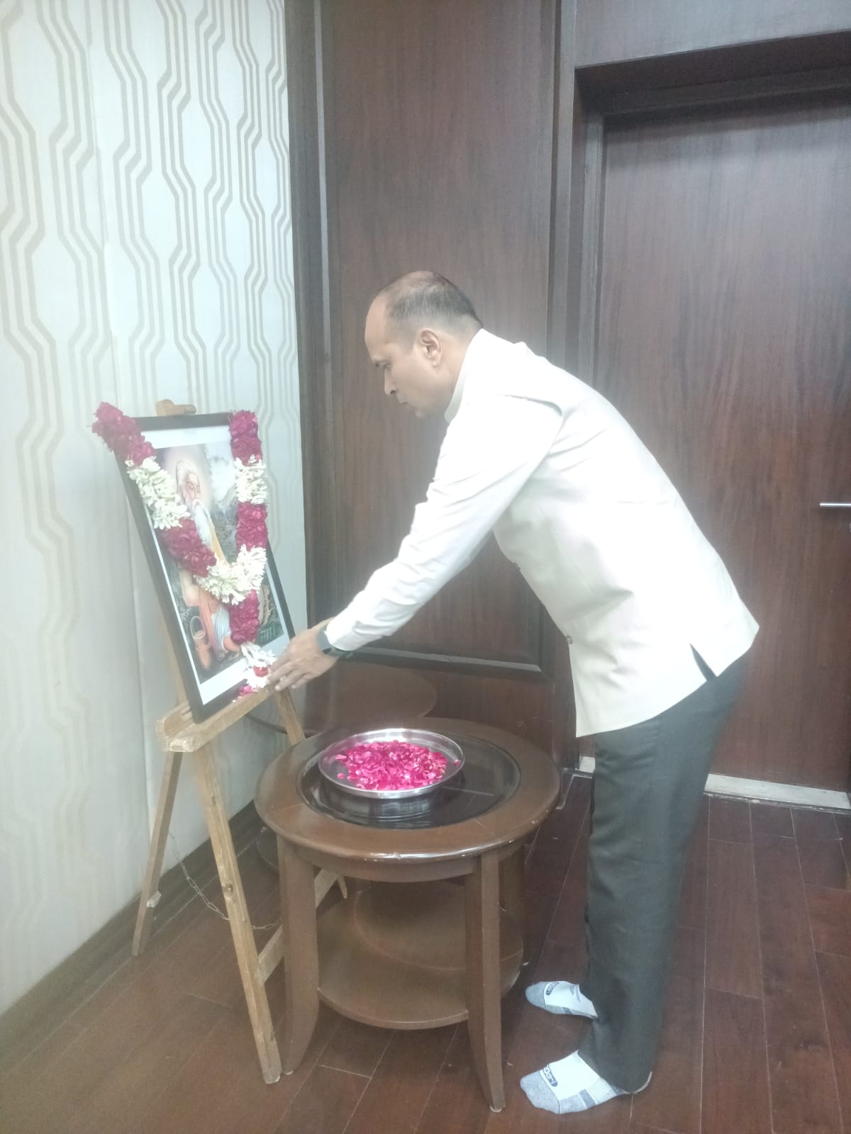 महाराष्ट्र सदनमध्ये महर्षी वाल्मिकी यांच्या प्रतिमेस पुष्पांजली अर्पण करताना अधिकारी