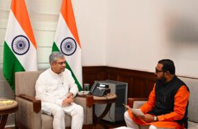 रेल्वे रुळावर धावणारी एक्सप्रेस ट्रेन