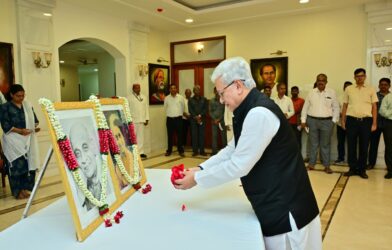 लोकभवन येथे सरदार पटेल व इंदिरा गांधी यांच्या प्रतिमेला पुष्पंजली वाहताना राज्यपाल जिष्णु देव वर्मा