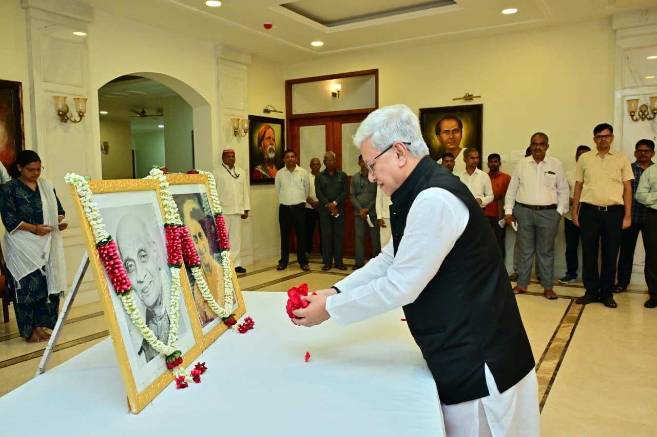 लोकभवन येथे सरदार पटेल व इंदिरा गांधी यांच्या प्रतिमेला पुष्पंजली वाहताना राज्यपाल जिष्णु देव वर्मा