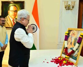 लोकभवन येथे महर्षी वाल्मिकी यांच्या प्रतिमेला पुष्प वाहताना राज्यपाल जिष्णु देव वर्मा