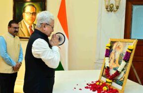 लोकभवन येथे महर्षी वाल्मिकी यांच्या प्रतिमेला पुष्प वाहताना राज्यपाल जिष्णु देव वर्मा