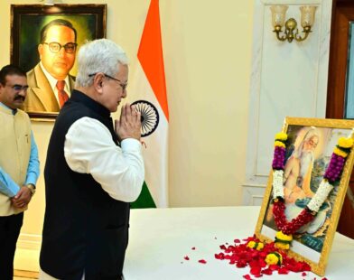 लोकभवन येथे महर्षी वाल्मिकी यांच्या प्रतिमेला पुष्प वाहताना राज्यपाल जिष्णु देव वर्मा