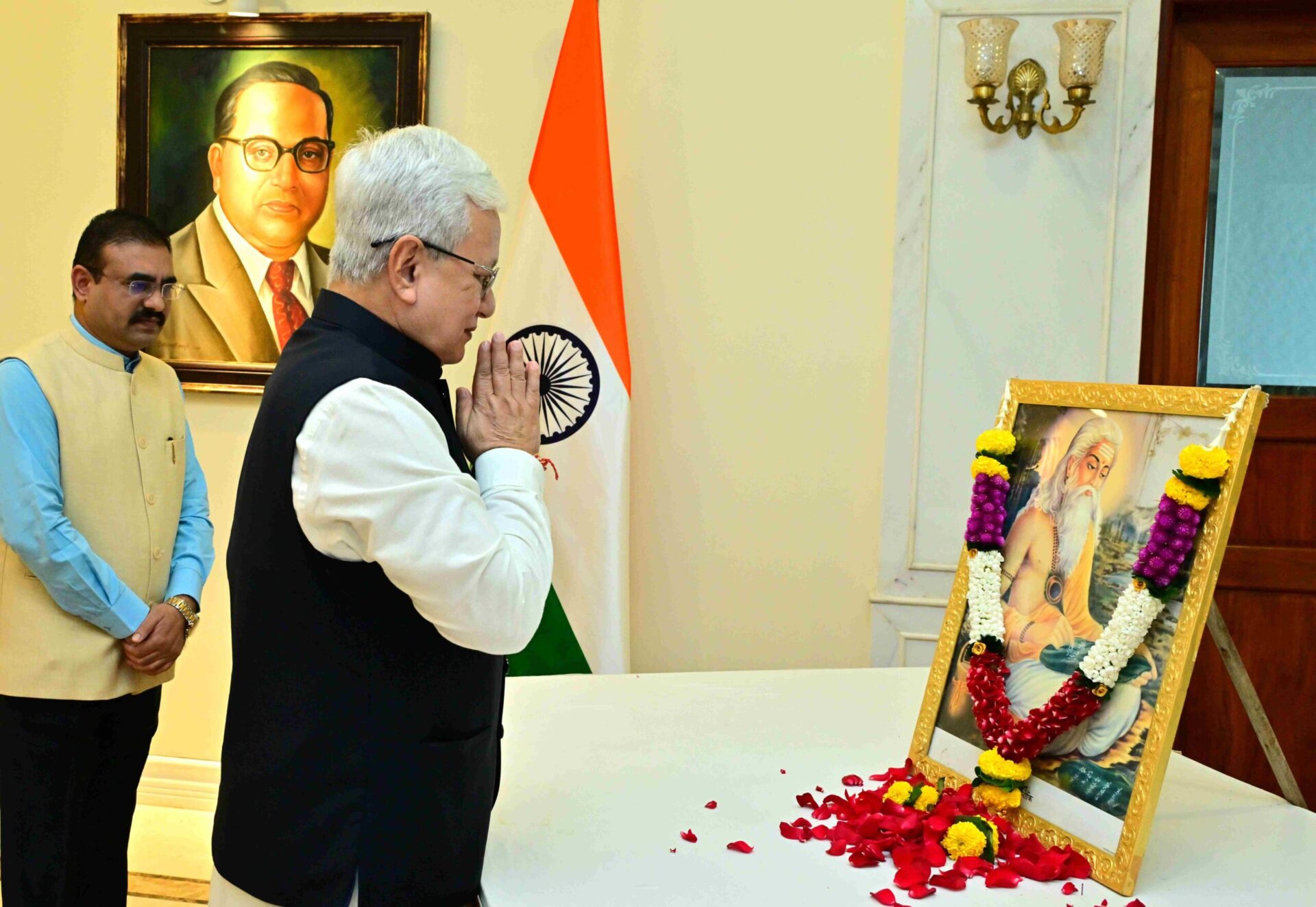 लोकभवन येथे महर्षी वाल्मिकी यांच्या प्रतिमेला पुष्प वाहताना राज्यपाल जिष्णु देव वर्मा
