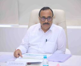दिव्यांगांच्या कल्याणासाठी जिल्हा वार्षिक योजनेतून १ टक्का निधी राखीव ठेवण्याबाबत घोषणा करतानाचे छायाचित्र