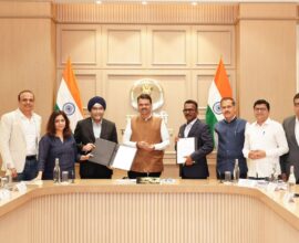 मुख्यमंत्र्यांच्या उपस्थितीत सामंजस्य करार करतानाचे अधिकारी