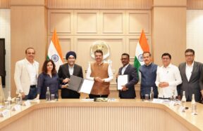 मुख्यमंत्र्यांच्या उपस्थितीत सामंजस्य करार करतानाचे अधिकारी