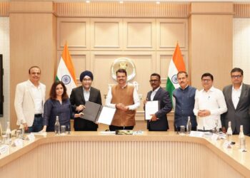 मुख्यमंत्र्यांच्या उपस्थितीत सामंजस्य करार करतानाचे अधिकारी