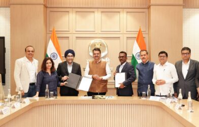 मुख्यमंत्र्यांच्या उपस्थितीत सामंजस्य करार करतानाचे अधिकारी