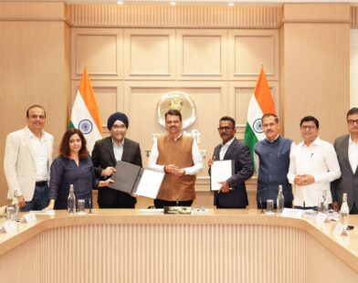 मुख्यमंत्र्यांच्या उपस्थितीत सामंजस्य करार करतानाचे अधिकारी