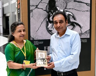 मुख्य सचिव राजेश अग्रवाल महिला आयोगाच्या छायाचित्र प्रदर्शनाला भेट देताना