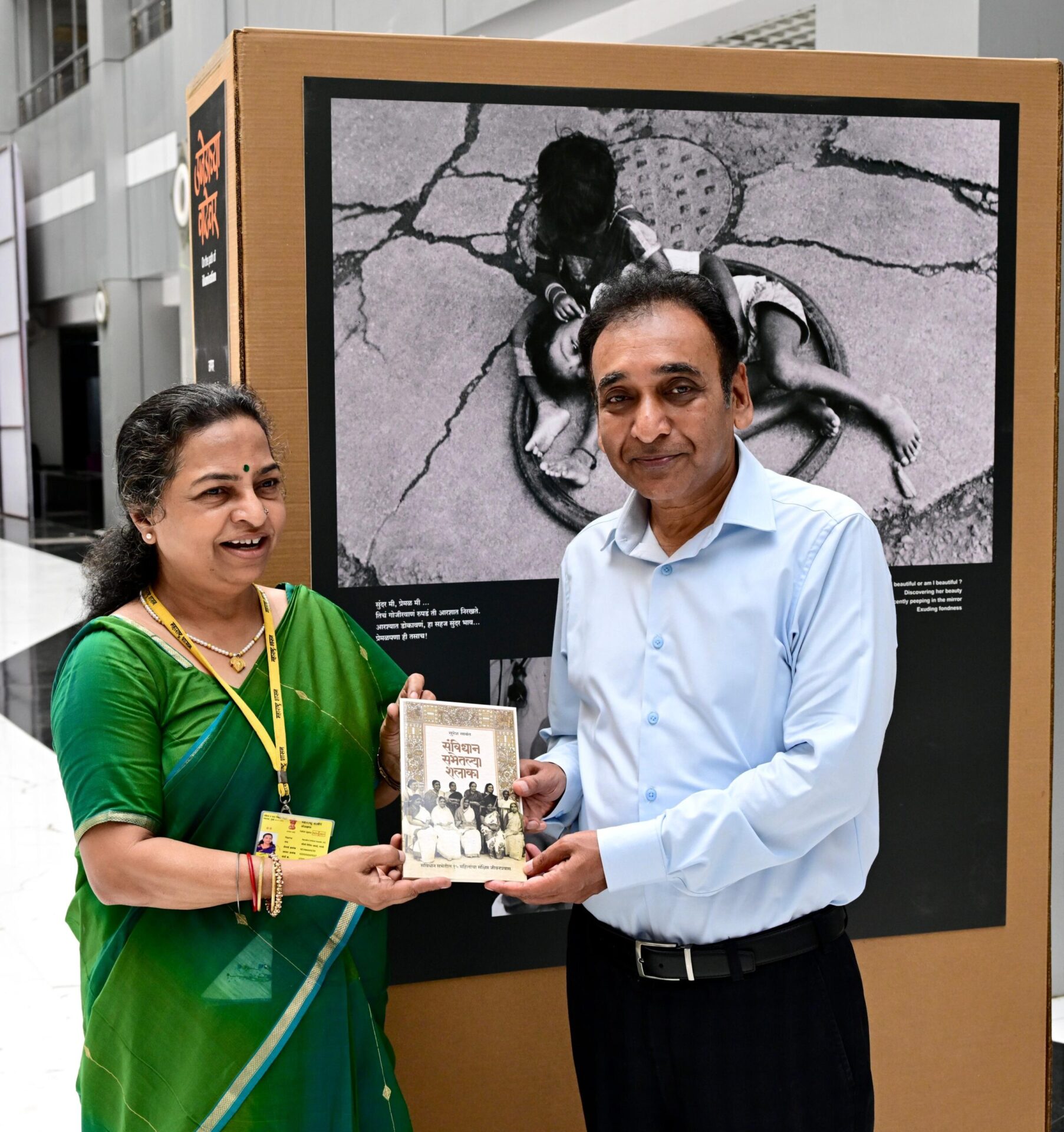 मुख्य सचिव राजेश अग्रवाल महिला आयोगाच्या छायाचित्र प्रदर्शनाला भेट देताना