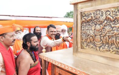 त्र्यंबकेश्वर गोदाघाटावर मुख्यमंत्र्यांच्या हस्ते सुरू असलेले ध्वजस्तंभ पूजन