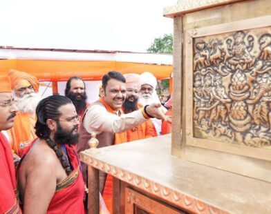 त्र्यंबकेश्वर गोदाघाटावर मुख्यमंत्र्यांच्या हस्ते सुरू असलेले ध्वजस्तंभ पूजन