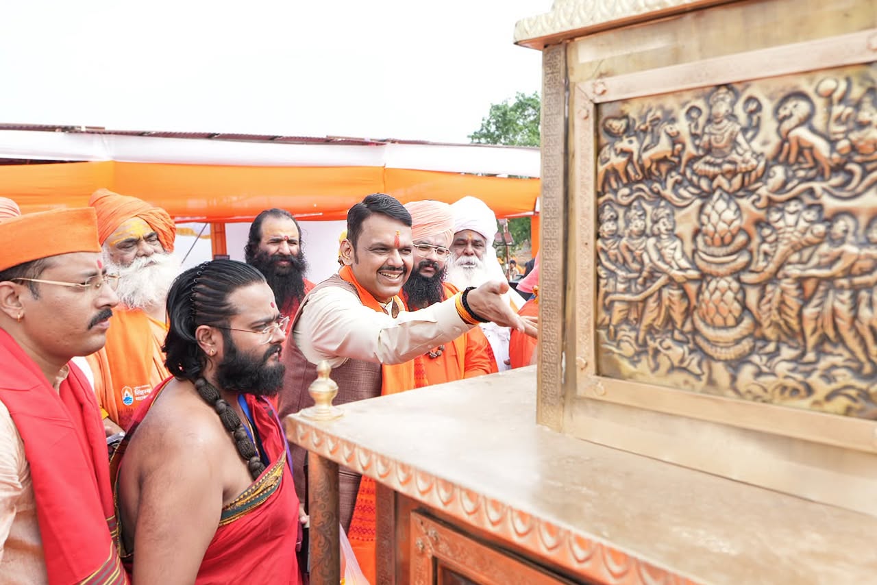 त्र्यंबकेश्वर गोदाघाटावर मुख्यमंत्र्यांच्या हस्ते सुरू असलेले ध्वजस्तंभ पूजन