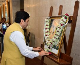 मंत्रालयात महर्षी वाल्मिकी यांच्या प्रतिमेस पुष्पहार अर्पण करताना मंत्री मंगलप्रभात लोढा