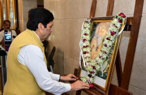 मंत्रालयात महर्षी वाल्मिकी यांच्या प्रतिमेस पुष्पहार अर्पण करताना मंत्री मंगलप्रभात लोढा