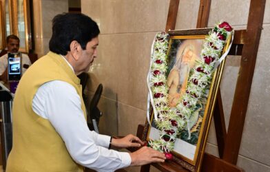 मंत्रालयात महर्षी वाल्मिकी यांच्या प्रतिमेस पुष्पहार अर्पण करताना मंत्री मंगलप्रभात लोढा