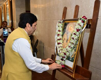 मंत्रालयात महर्षी वाल्मिकी यांच्या प्रतिमेस पुष्पहार अर्पण करताना मंत्री मंगलप्रभात लोढा