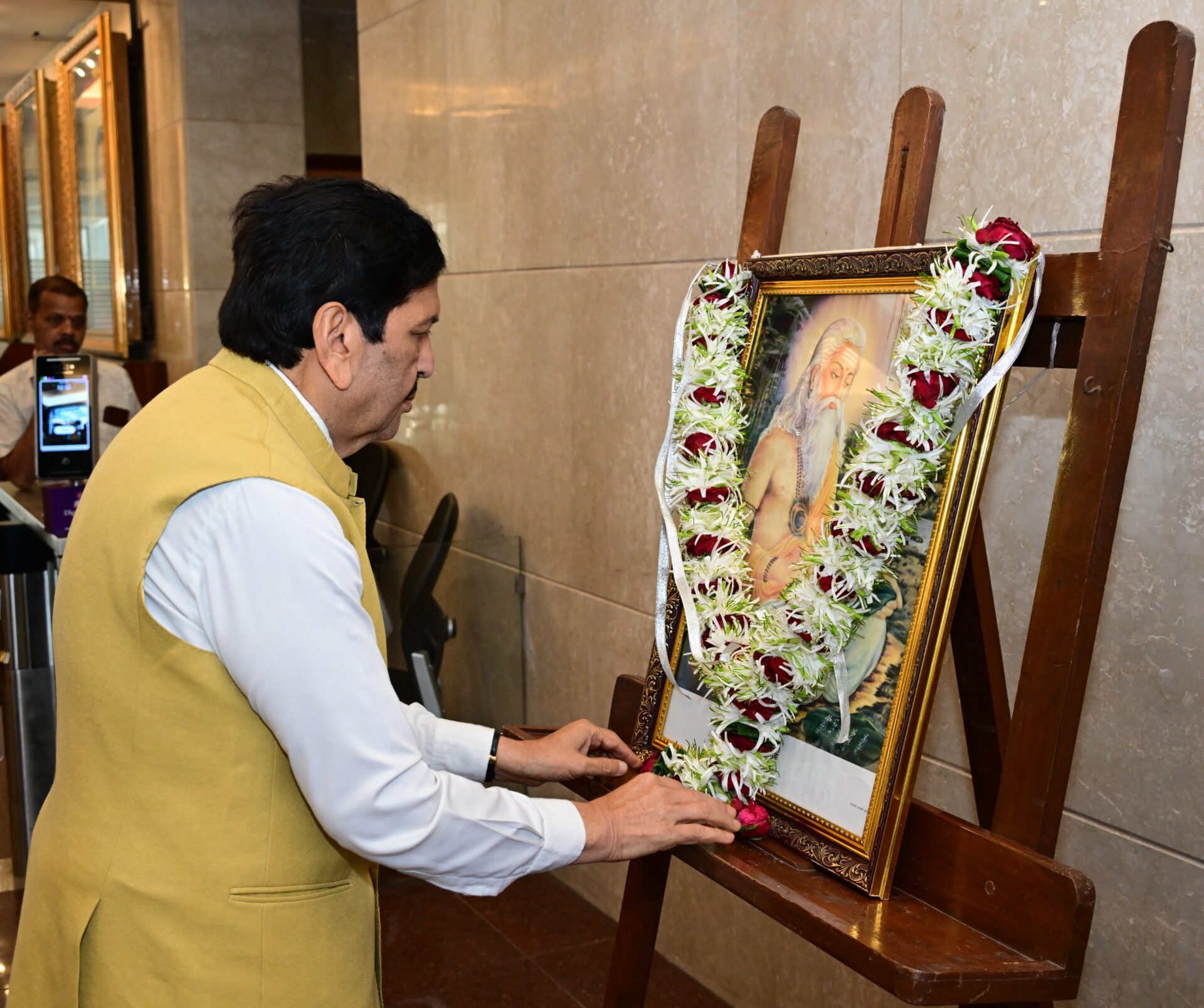 मंत्रालयात महर्षी वाल्मिकी यांच्या प्रतिमेस पुष्पहार अर्पण करताना मंत्री मंगलप्रभात लोढा