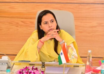 महिला व बालविकास मंत्री आदिती तटकरे मंत्रालयातील बैठकीत