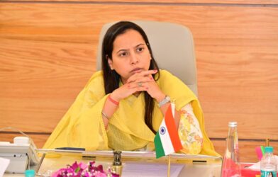 महिला व बालविकास मंत्री आदिती तटकरे मंत्रालयातील बैठकीत
