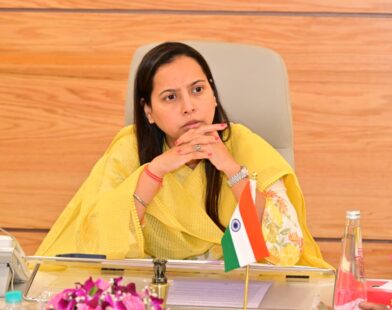 महिला व बालविकास मंत्री आदिती तटकरे मंत्रालयातील बैठकीत