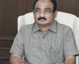 बँकेत पैसे घेण्यासाठी आलेले दुष्काळग्रस्त शेतकरी